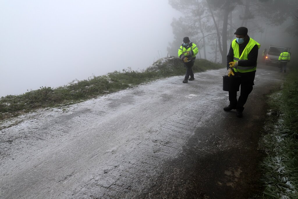 Câmara de Mesão Frio espalha sal-gema para garantir segurança de circulação