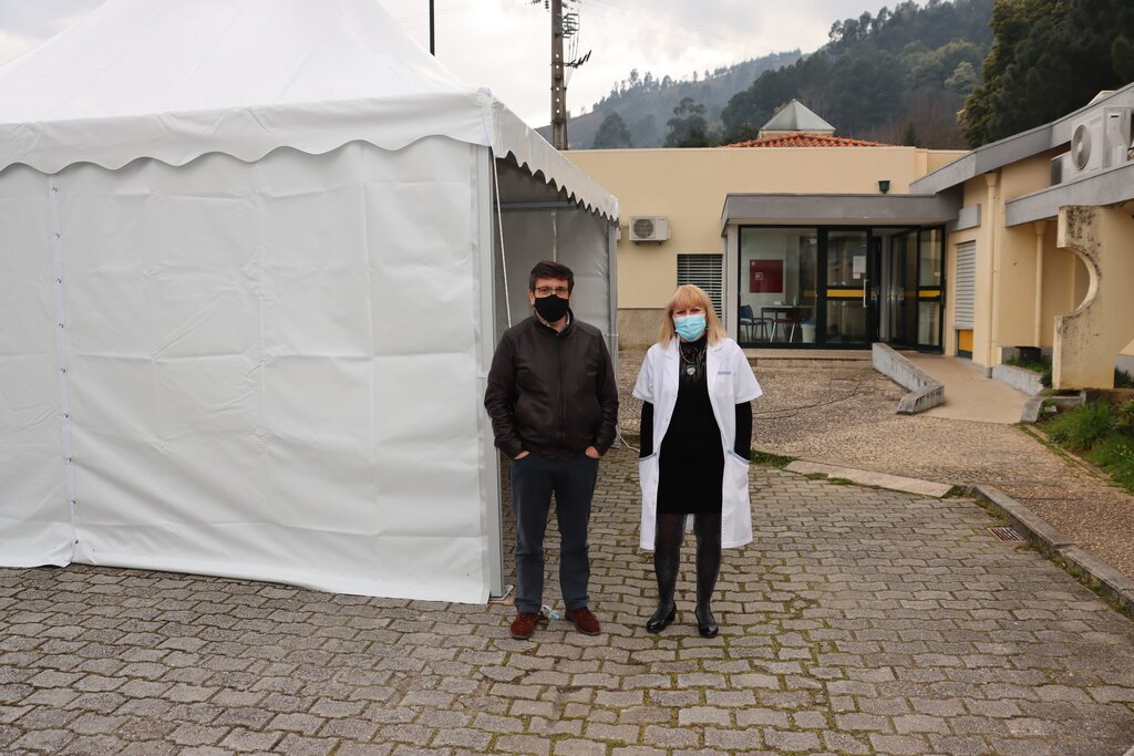 Tenda instalada no Centro de Saúde para proteção dos utentes