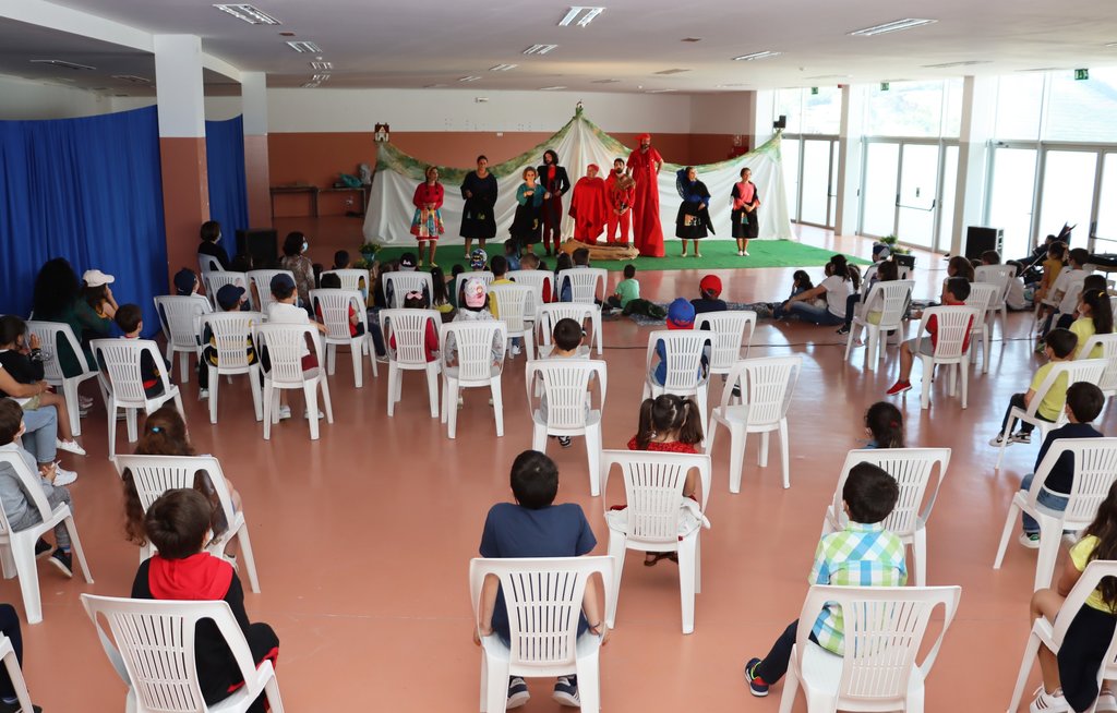 Crianças do Centro Escolar assistiram à peça de teatro «Diabos e Diabritos...Num saco de Mafarric...