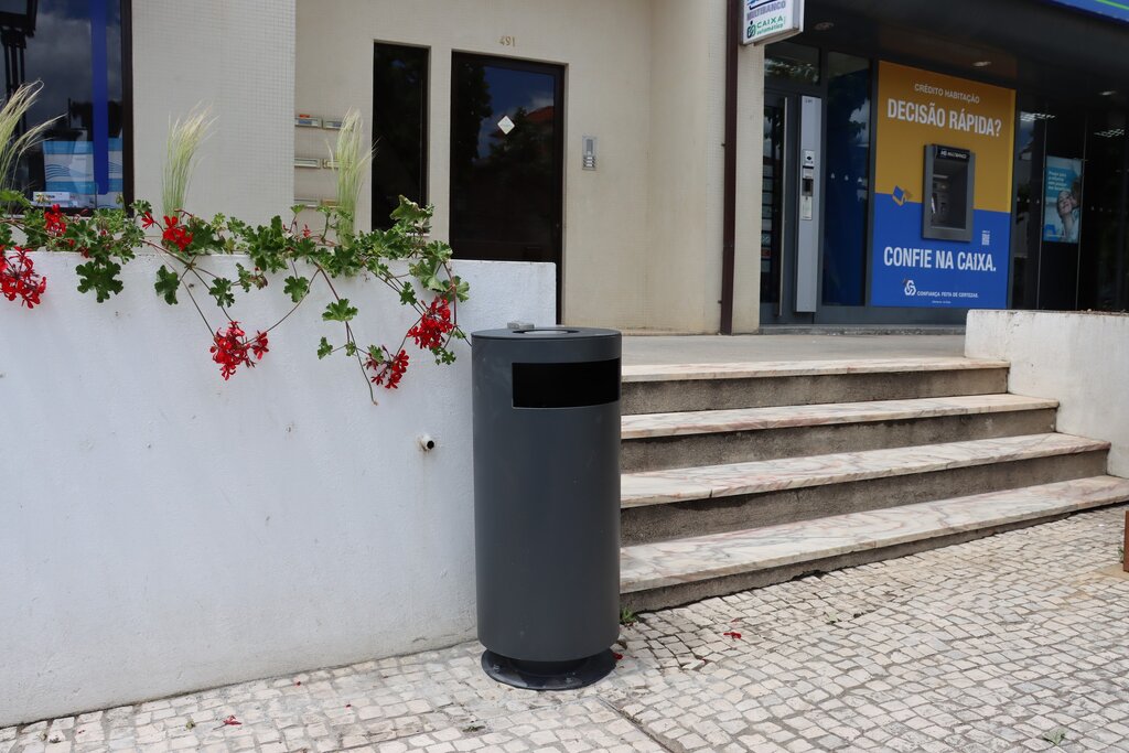 Avenida Conselheiro José Maria Alpoim com novas papeleiras