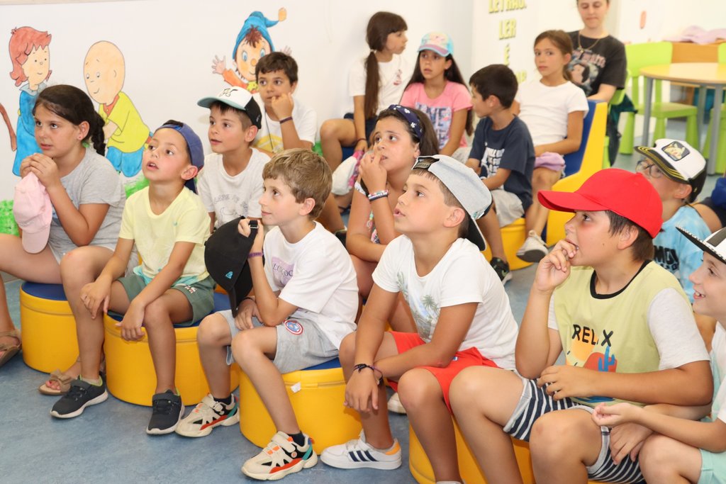 Biblioteca Municipal proporcionou teatro de fantoches a crianças e jovens do campo de férias