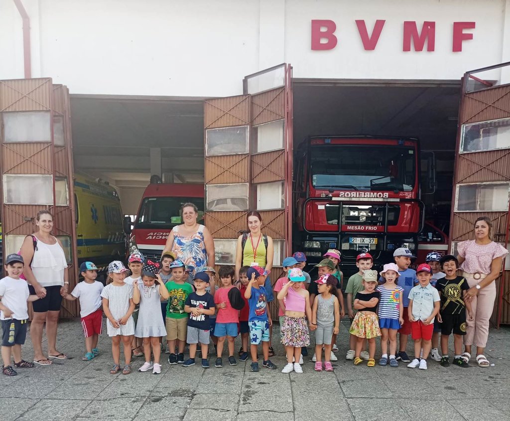 Crianças do Pré-Escolar visitaram quartel de bombeiros
