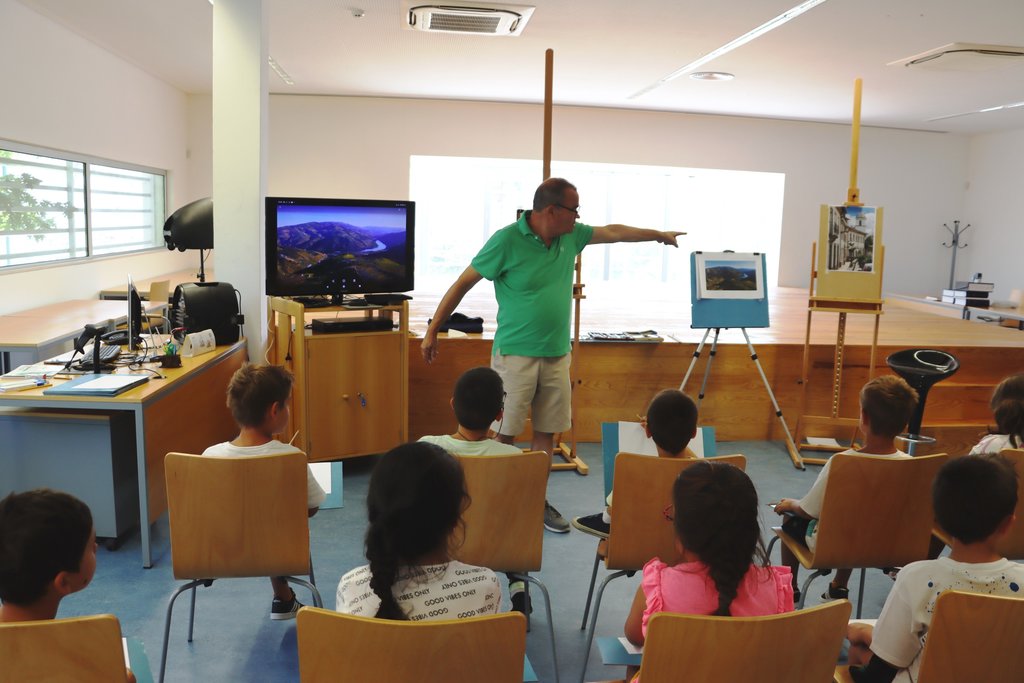 Crianças e jovens do campo de férias municipal participaram em atelier de desenho