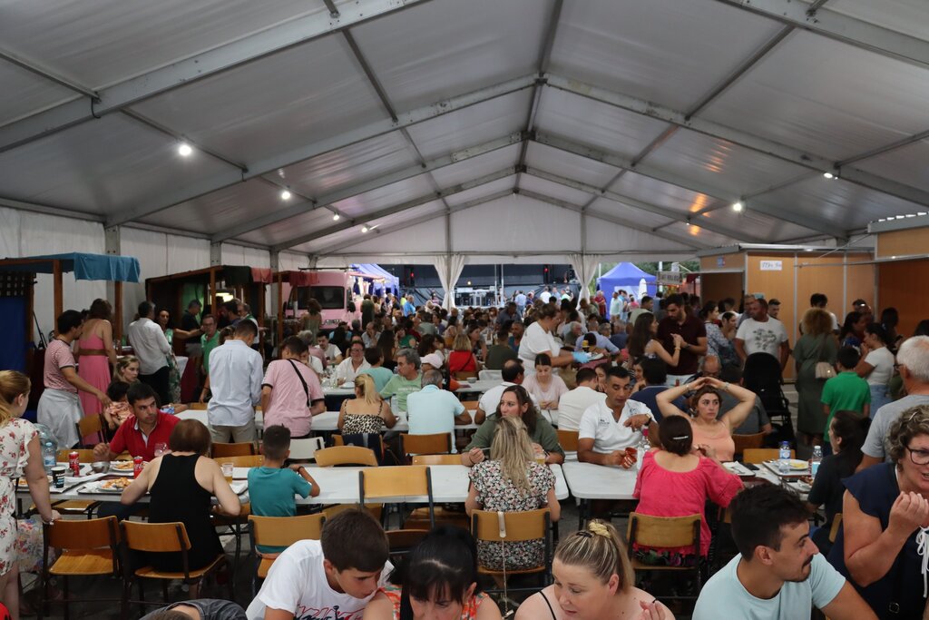 Casa cheia na primeira noite da feira do petisco