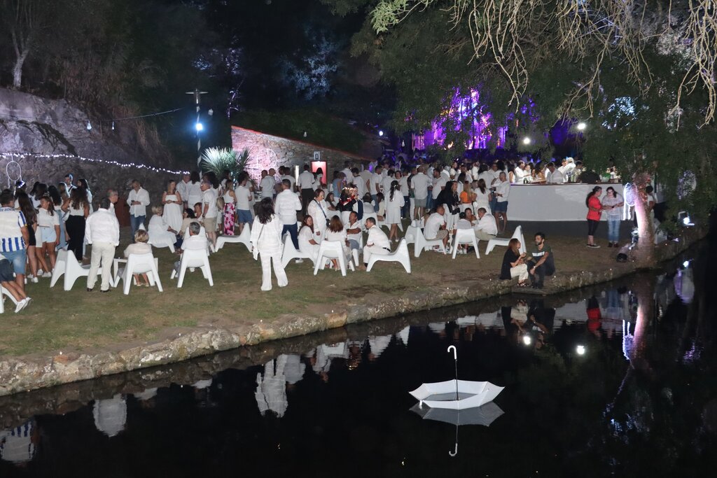 Enchente na Festa Branca de Mesão Frio em noite de rali