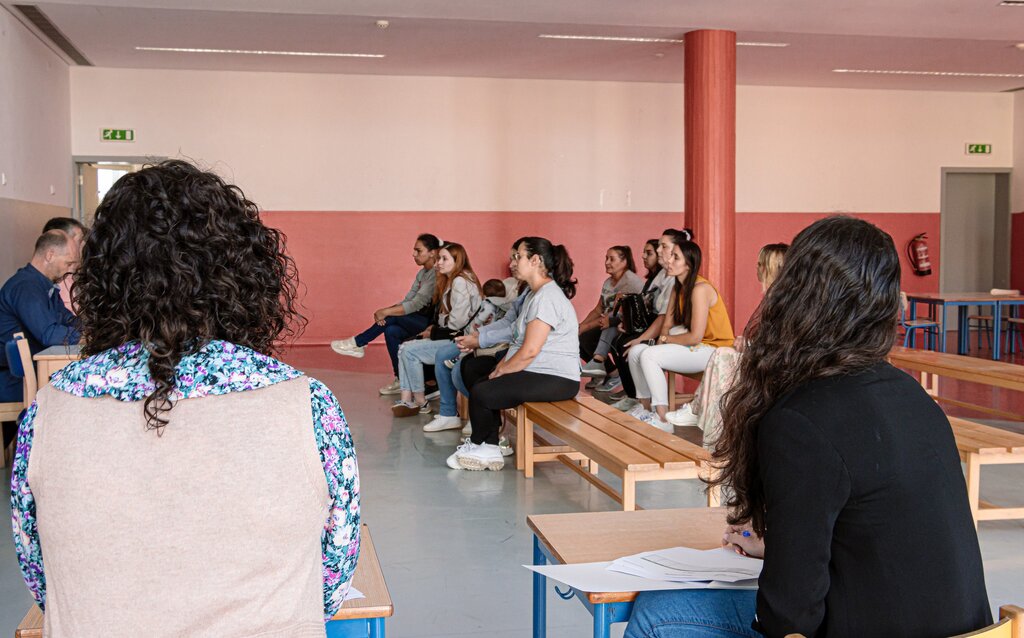 Entrega de manuais escolares a alunos do 1.º ciclo