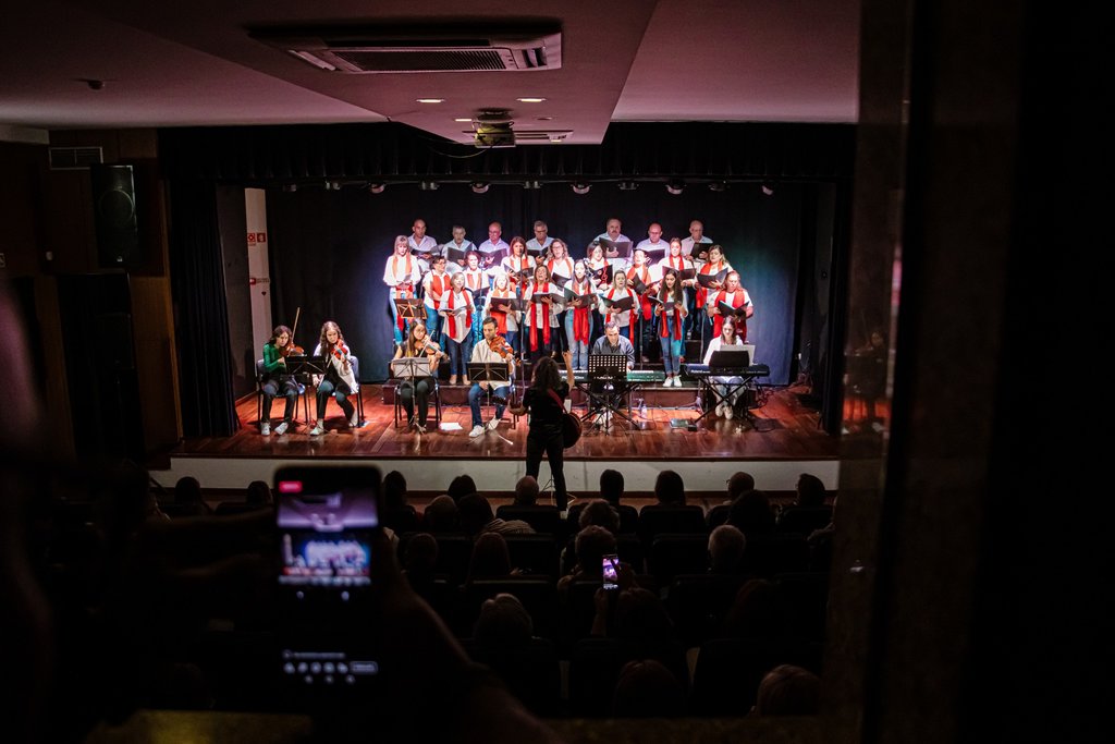 Atuação de Mesão E(n)canto e Orquestra Alio Vírio lotou Auditório Municipal