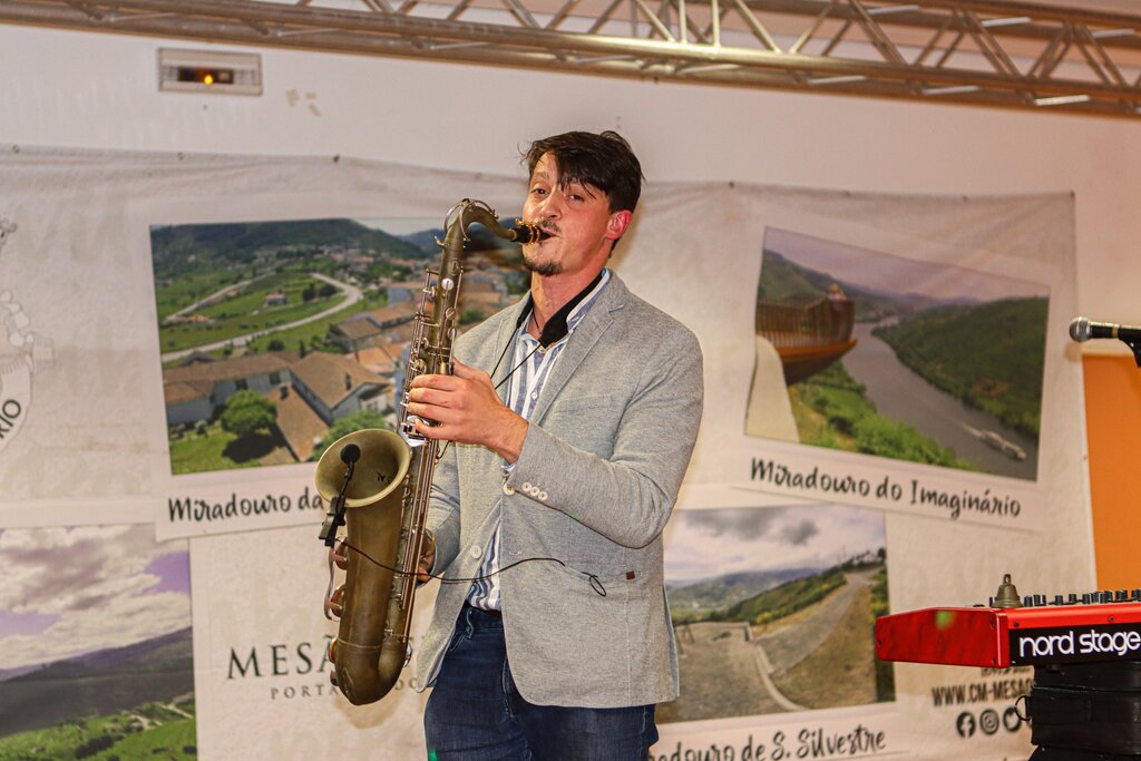 Sax/DJ Dr. Pitch anima praça da alimentação da Feira Anual de Santo André