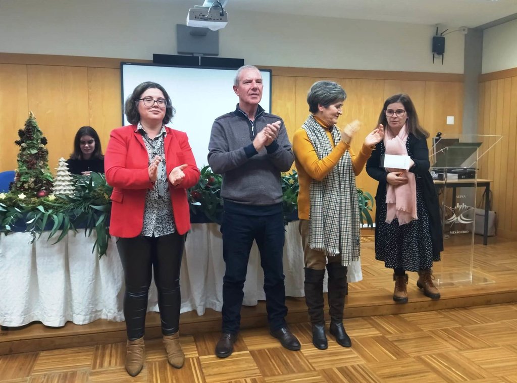 Município oferece prémio de 500 euros a aluna de mérito do Agrupamento de Escolas Prof. António d...