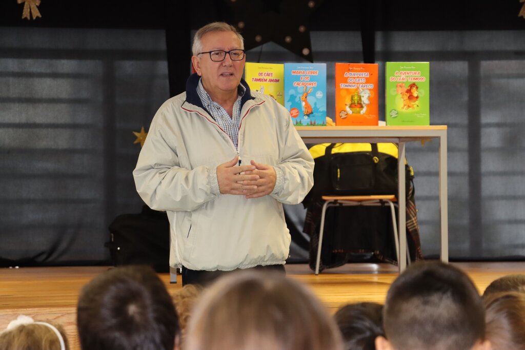 Natal na Biblioteca proporciona encontro entre crianças e o escritor José Francisco Rica