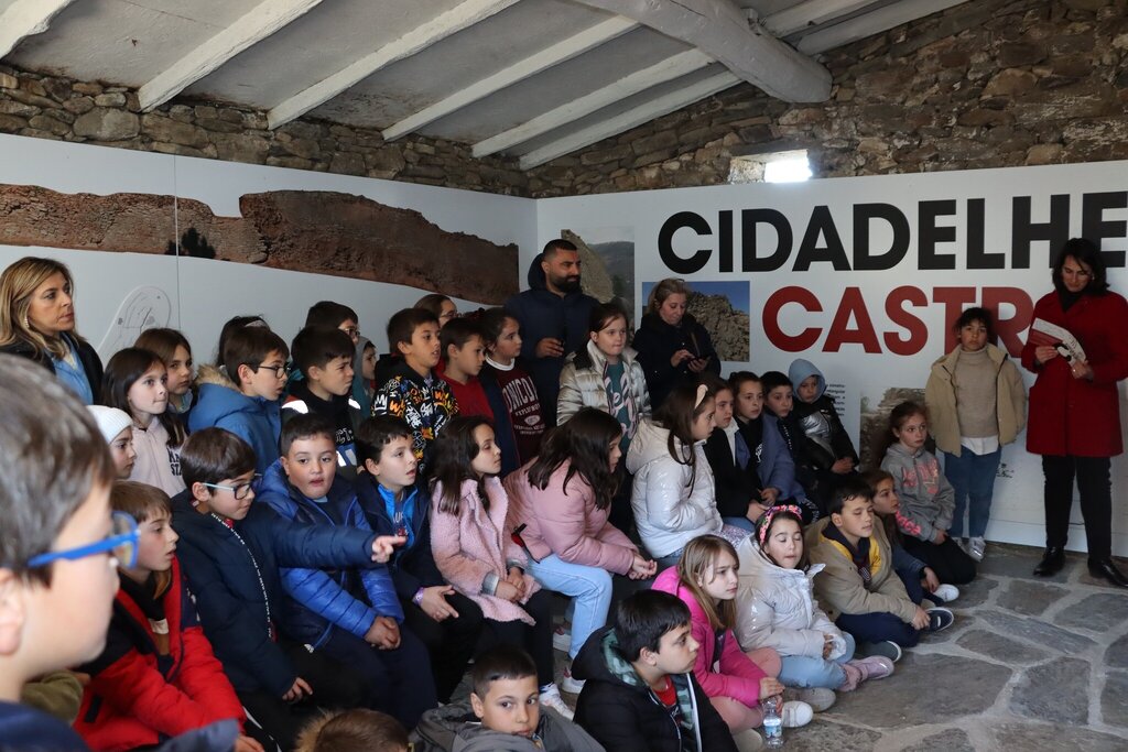 Crianças do Ensino Básico visitam Centro Interpretativo do Castro de Cidadelhe