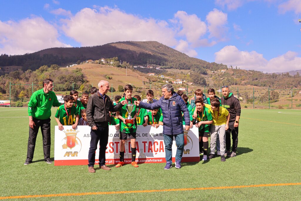 Presidente da Câmara entrega Taça Distrital AFVR em Mesão Frio