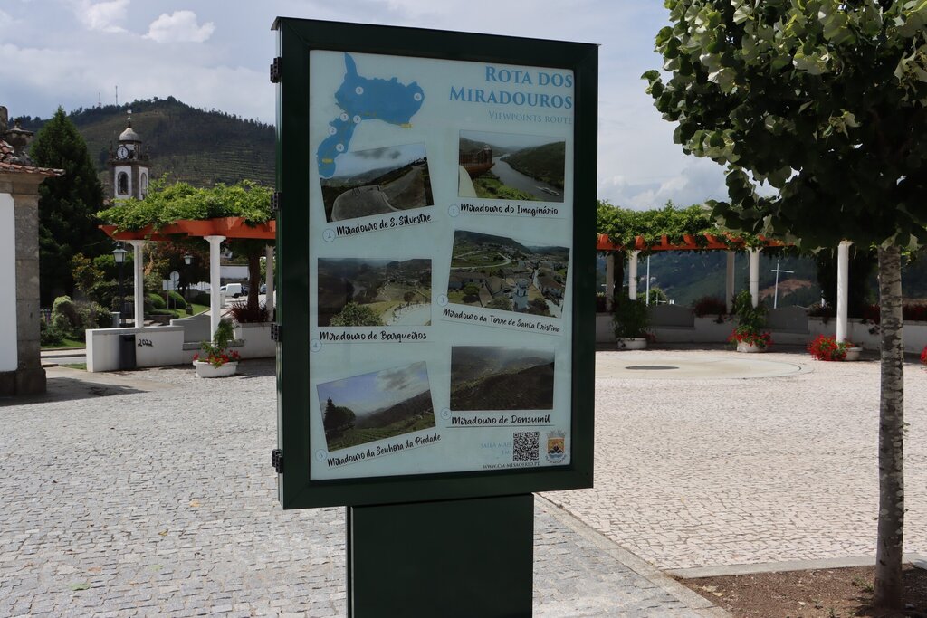 Mupi com informação turística na Avenida Conselheiro Alpoim