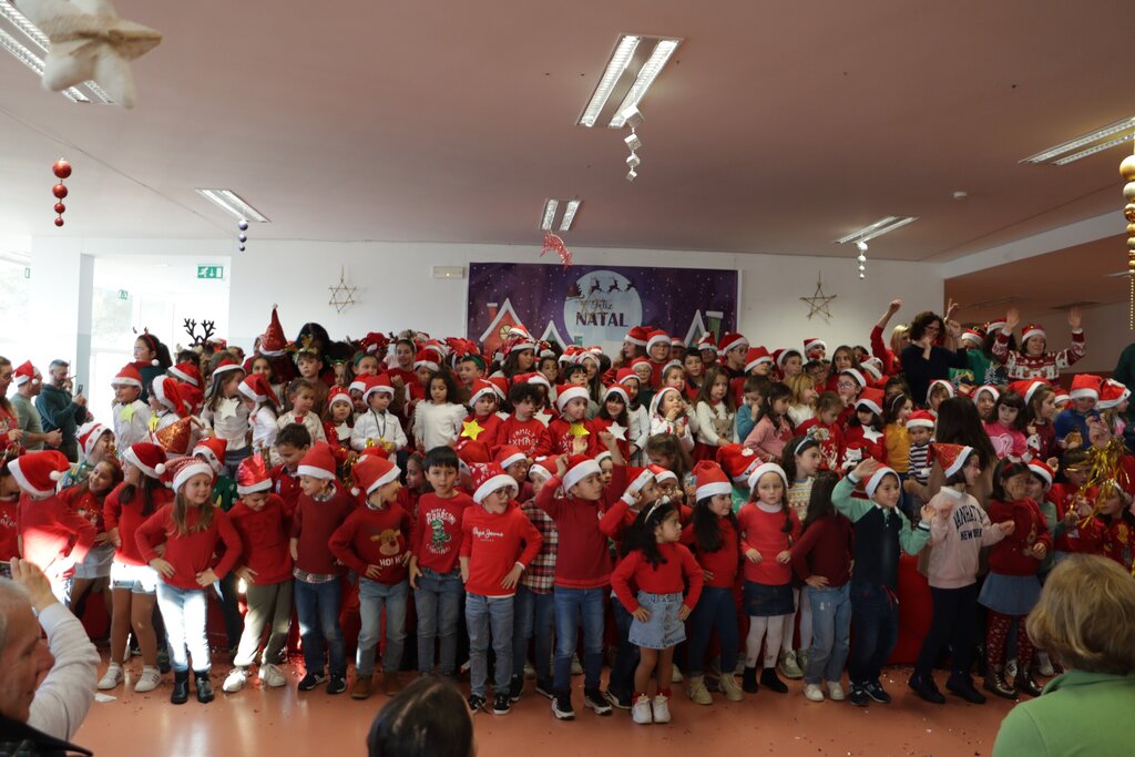 Crianças do Centro Escolar de Mesão Frio em Festa de Natal