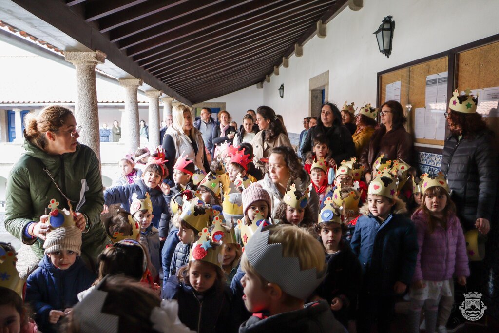 Crianças do Centro Escolar cantam Janeiras nos Paços do Concelho