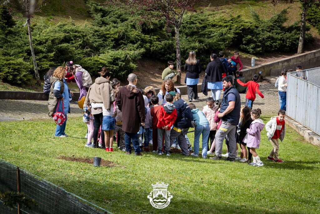 Crianças Comemoram Dia Mundial da Árvore