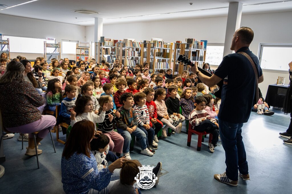 Escritor de Vila Marim Apresenta Livro na Biblioteca Municipal
