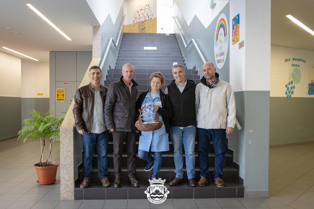 Autarquia oferece amêndoas a crianças do Centro Escolar
