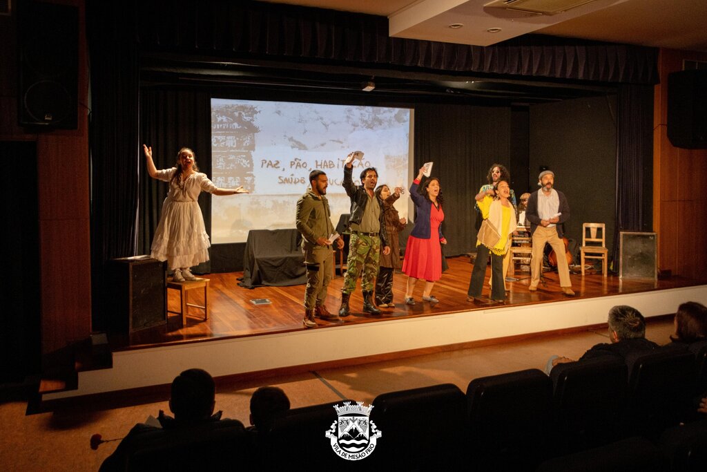  Teatro «Contar e Cantar abril» encerrou comemorações da Revolução dos Cravos