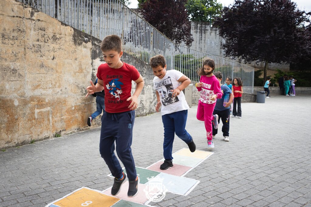 Centro Escolar com Painel Artístico de Jogos Tradicionais