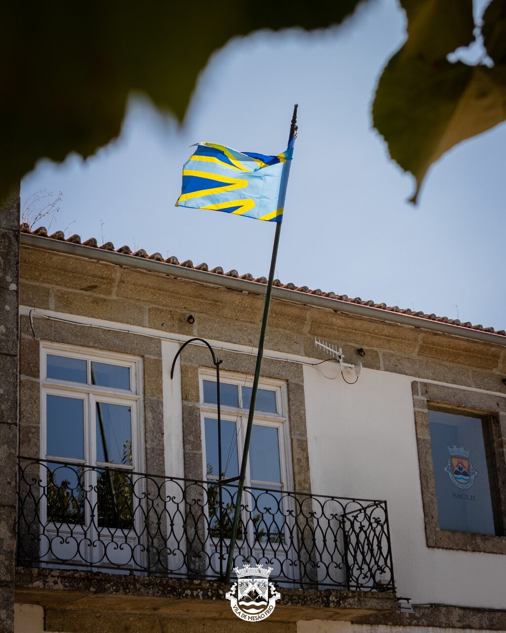 Município hasteia bandeira pela comunidade surda