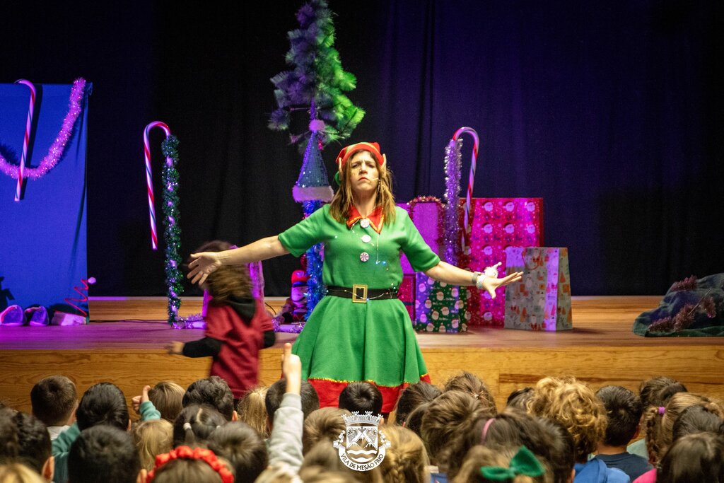 Biblioteca Municipal exibe Musical de Natal para duas centenas de crianças