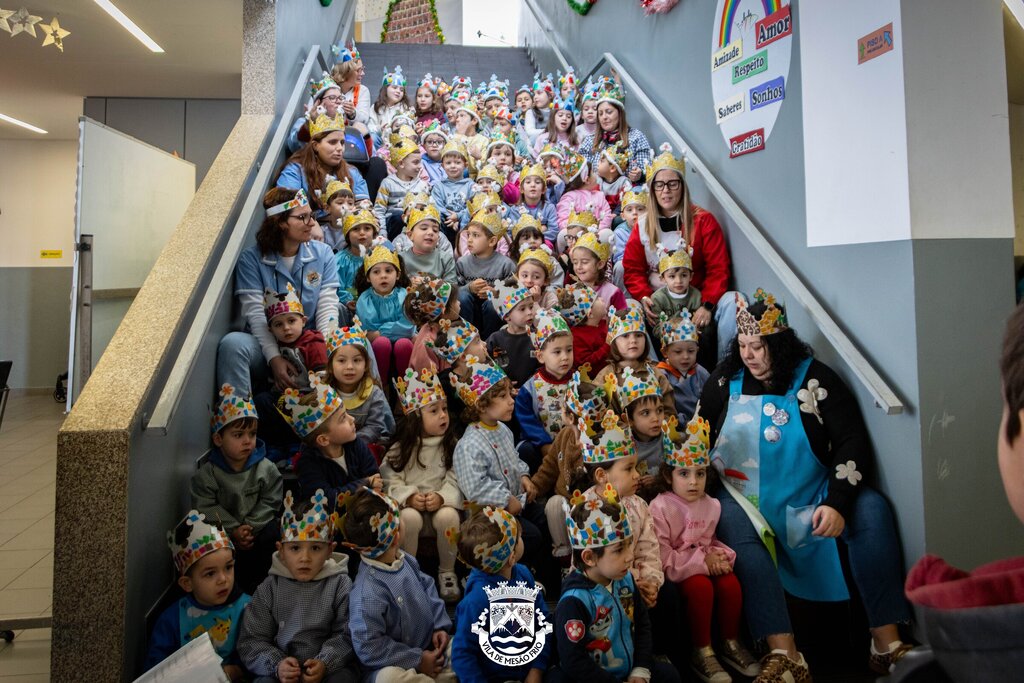 Miúdos e graúdos cantam as Janeiras no Centro Escolar