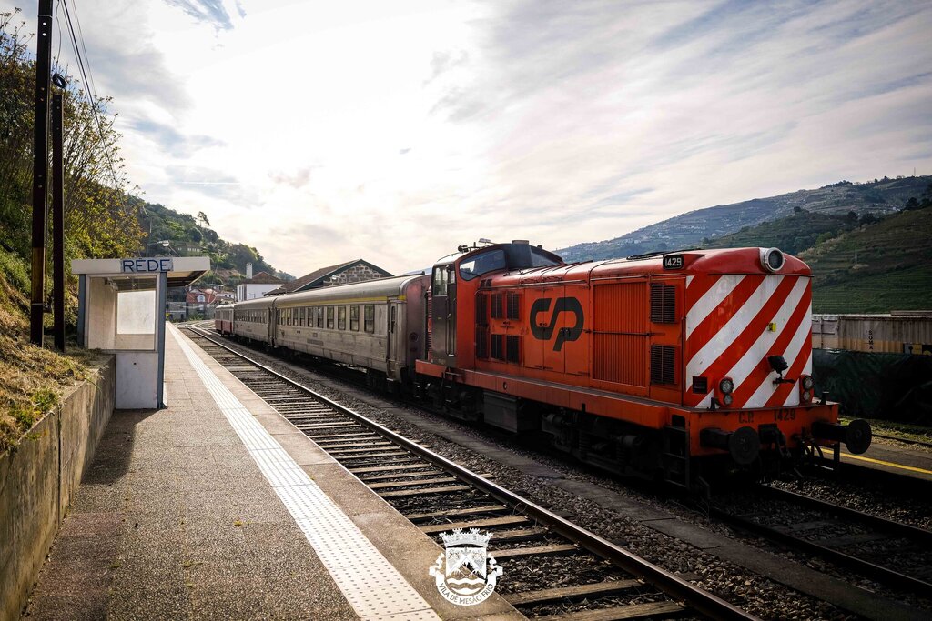 Primeiros Comboios saem das Estações