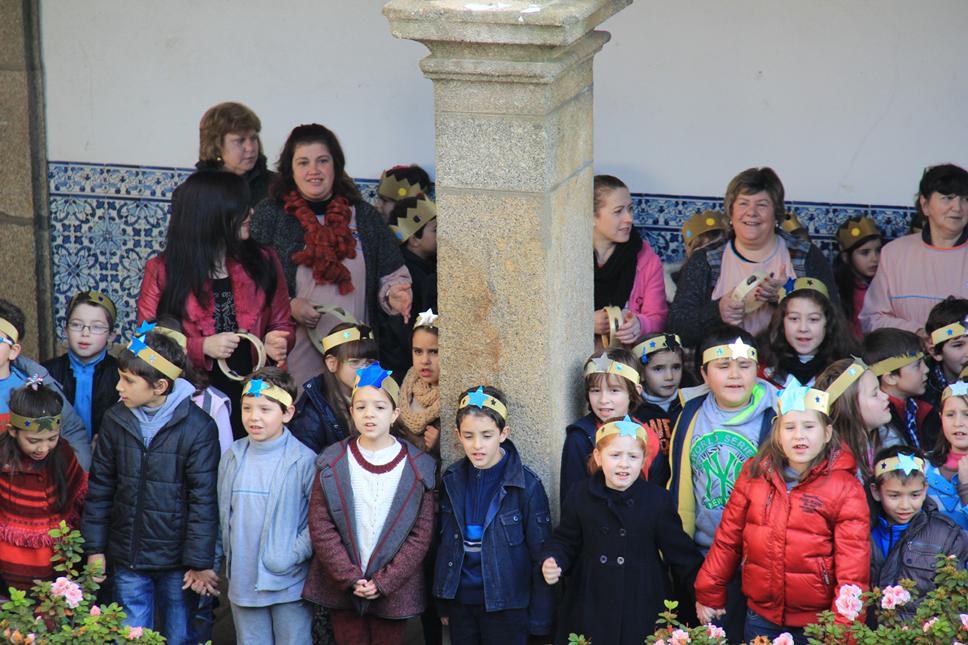 Crianças do Agrupamento de Escolas Prof. António Natividade cantaram os Reis na Câmara Municipal