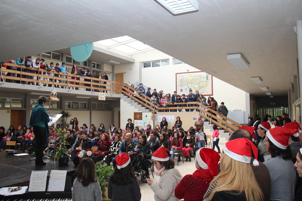 Agrupamento de Escolas entregou cadeira de rodas a criança em festa de Natal