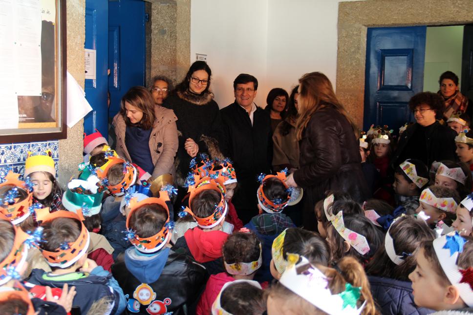 Crianças do agrupamento de escolas de Mesão Frio cantaram as Janeiras na Câmara Municipal