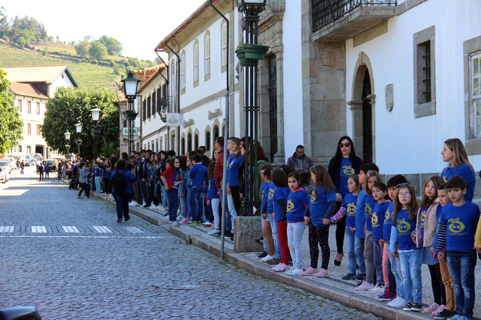 Cordão humano assinalou mês da prevenção dos maus tratos na infância e juventude