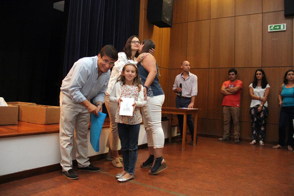 Autarquia ofereceu tablets e livros de fichas a alunos