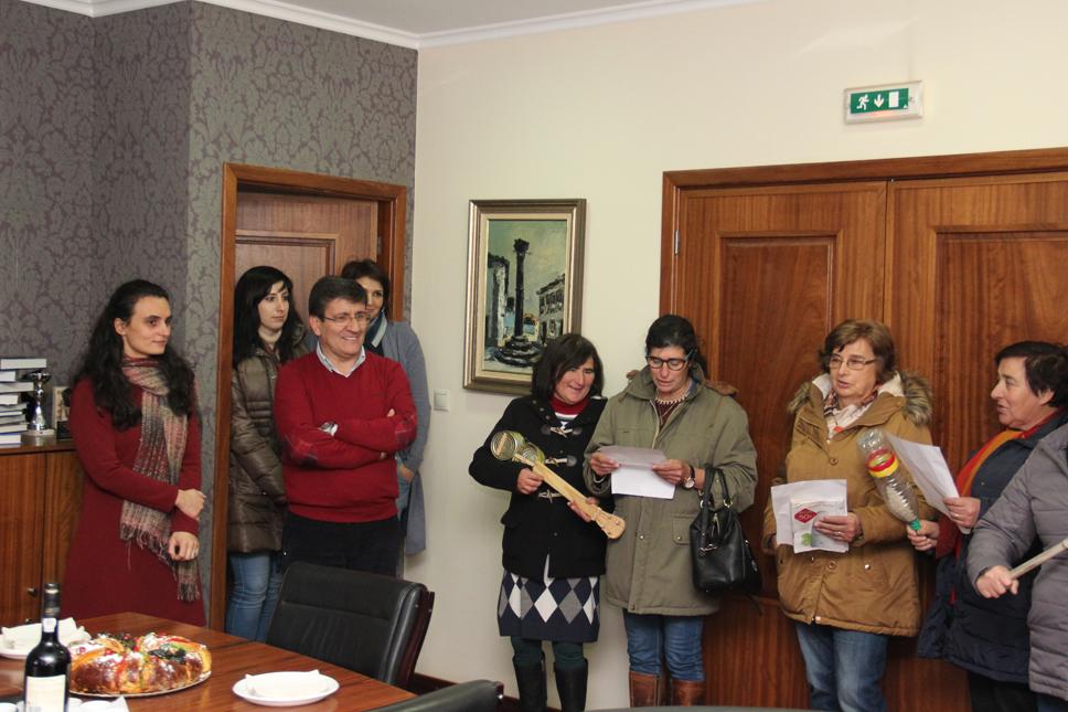 Grupo de utentes do CLDS cantou as Janeiras ao presidente da Câmara Municipal