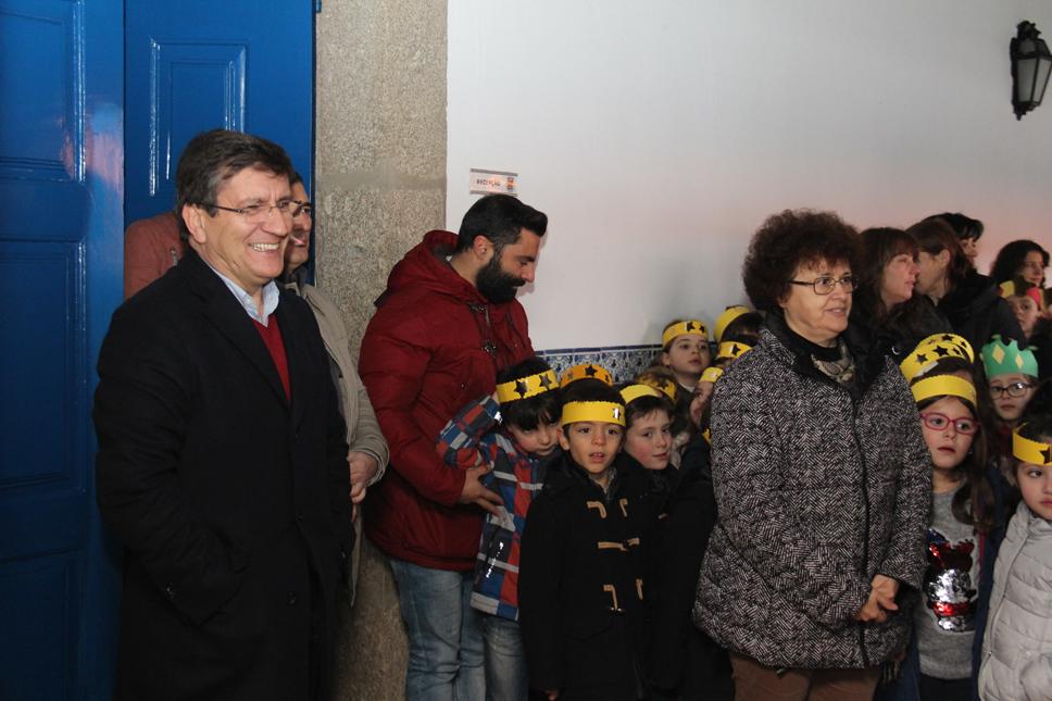 Crianças do Centro Escolar cantaram as Janeiras ao presidente da Câmara Municipal