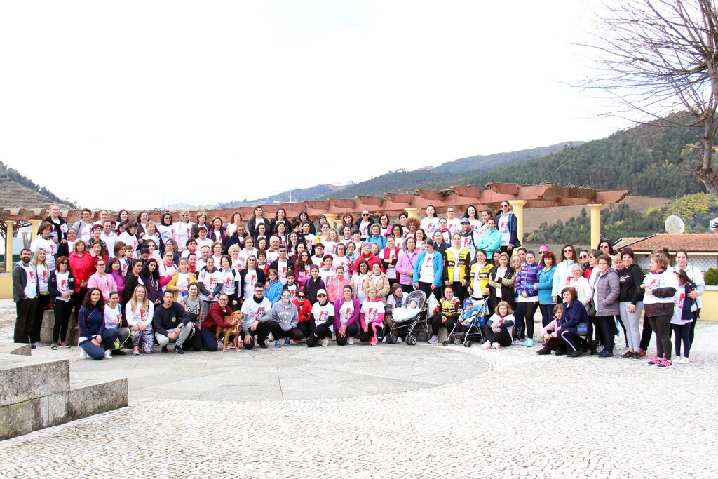 Mais de duas centenas de Mulheres unidas em caminhada solidária