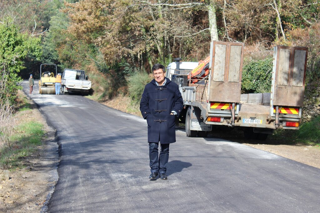 Pavimentada via de ligação Mesão Frio-Teixeiró 