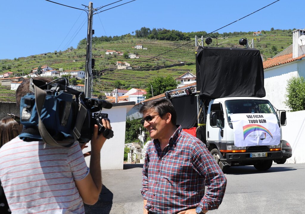 Carrinha itinerante com música ao vivo animou população